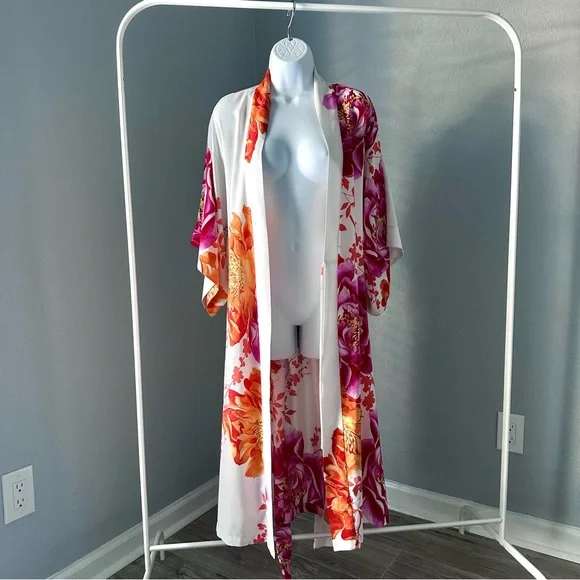 Natori Floral Print Robe ASO Khloe Kardashian - Picture 11 of 14